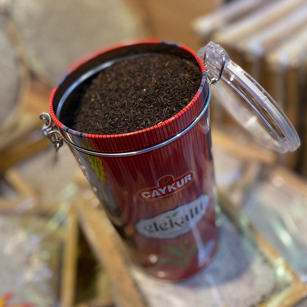 Elekaltı Efsane Çay metal kutusu, 400 gram ÇAYKUR marka kaliteli Türk çayı, kutunun ön yüzü ve etiket detayları görünmekte.