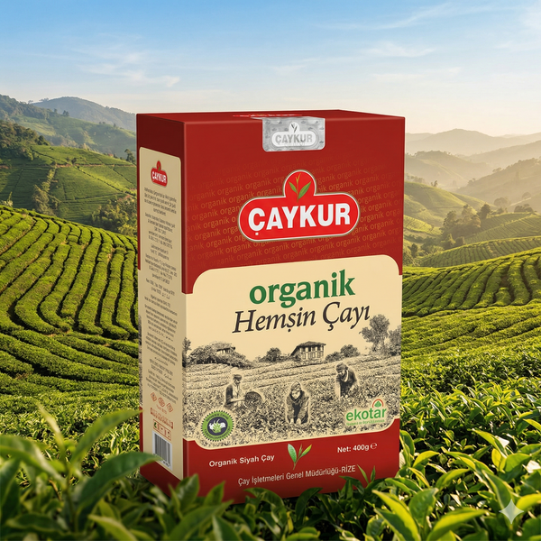 Çaykur Organik Hemşin Çayı 400 gr, taze ve doğal yeşil çay yaprakları, sıvı ve kuru halde gösterilen ürün görüntüsü.