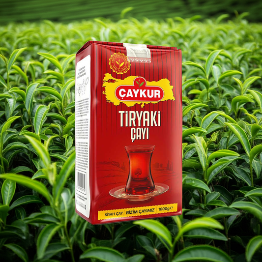 Çaykur Tiryaki Çayı 1 kg, taze ve kaliteli Türk çayı, yeşil ve kahverengi yaprakların bulunduğu paket görüntüsü