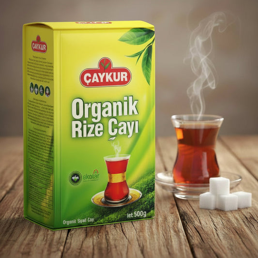 Organik Rize Çayı ÇAYKUR, 500 gr. paket, yeşil renkli kutu ve Rize bölgesine özgü doğal çay yaprakları.