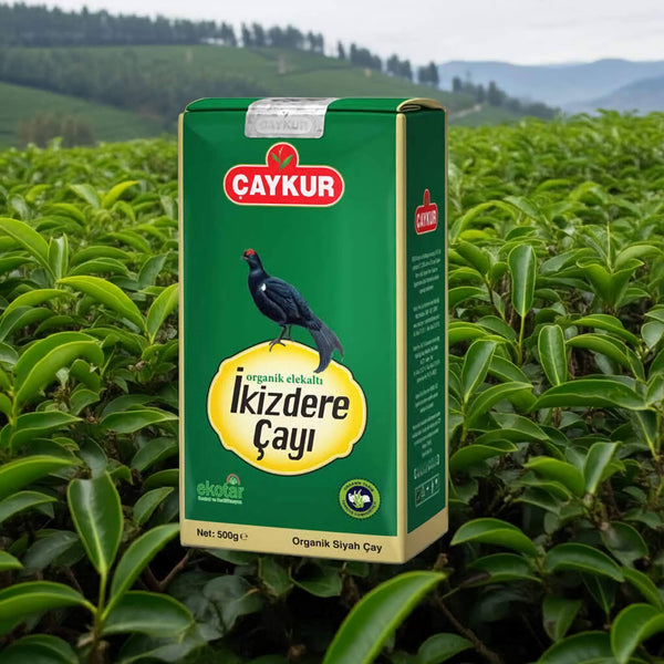 ÇAYKUR Organik Elekaltı İkizdere Çayı 500 gr, taze yeşil çay yaprakları ve doğal görünüm, paket üzerinde gösteriliyor.